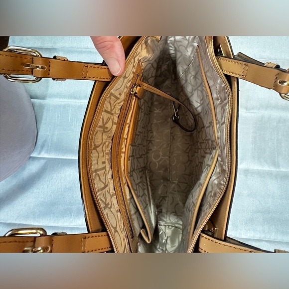 Calvin Klein Tote Handbag RN 54163 MANUFACTURER'S SUGGESTED RETAIL PRICE $396 - Picture 6 of 16